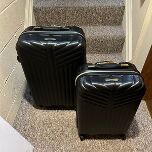 AIMEE KESTENBERG 2 PIECE LUGGAGE SET BLACK GOLD HARDSIDE ROLLING LUGGAGE